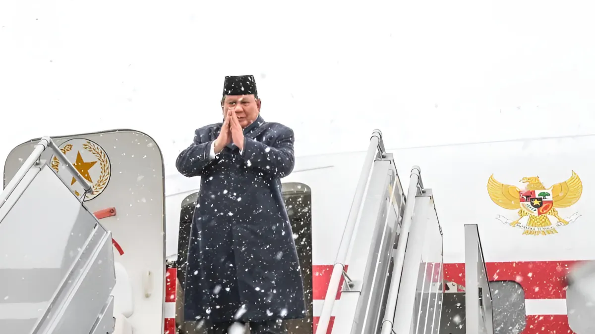 President of Indonesia, Prabowo Subianto, descends from the state aircraft amidst snowfall, offering a gesture of respect. (Photo: Kementerian Sekretariat Negara Republik Indonesia)